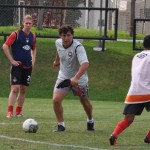 Renan Foguinho, de colete azul, vai atuar na zaga, no lugar do suspenso Manoel - Foto: Divulgação / Atlético-PR