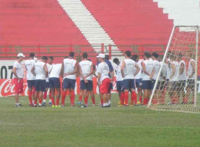 Paranavaí duela com Apucarana e torce por tropeços de adversários