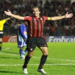 Paulo Baier foi um dos comandantes da vitória que garantiu ao Rubro-Negro a liderança momentânea do returno estadual (Foto: Assessoria de Comunicação Atlético Paranaense)