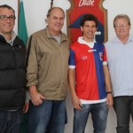 Foto: Wellington - Divulgação/Paraná Clube Foto: Wellington junto com os dirigentes paranistas - Divulgação/Paraná Clube