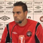 Gustavo (Foto: Assessoria de Comunicação Atlético Paranaense) Com contrato próximo do fim, Gustavo e diretoria resolveram abreviar o vínculo do zagueiro com o Rubro-Negro (Foto: Assessoria de Comunicação Atlético Paranaense)