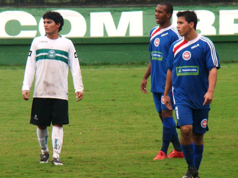 Atacante Jânio do Coxa se apresenta a Junior Team