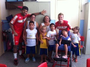 Thiago Rodrigues e Ricardo Ehle e alunos da Apae Paranaguá. Foto: Assessoria Rio Branco