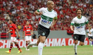Alex compelta o seu jogo 1000 contra o Jotinha nesta quarta-feira. Foto: Site oficial Coritiba