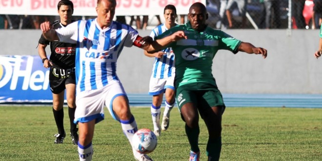 ‘Diga ao povo que fico’. Marquinhos renova com o Avaí até 2016