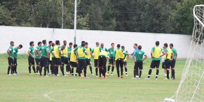 Zaga forte é elogiada no Coxa