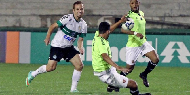 Coritiba pressiona, mas Sport sai com a vitória