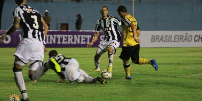 “Estamos jogando uma Série A”, alerta Guto Ferreira no Figueirense