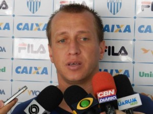 Marquinhos destaca raciocínio rápido do meio de campo do Avaí. Foto: André Palma Ribeiro/ Site Oficial do Avaí