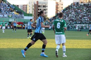 Barcos fez dois e deu a vitória para o Grêmio. Site Oficial do Grêmio Foot-ball Porto Alegrense.