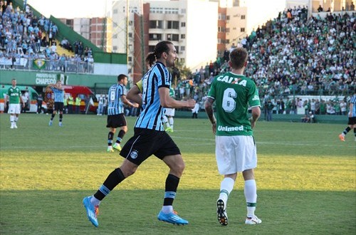 Chapecoense dá bobeira e é derrotada pelo Grêmio em Chapecó