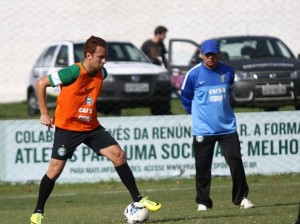 Zé Love é acompanhado por Celso Roth. Atacante está devendo no Coritiba. Foto: Site oficial Coritiba
