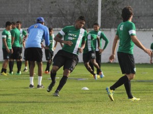 Promovido da base, atacante Douglas pode ter uma chance com Celso Roth. Foto: Divulgação / Site oficial do Coritiba.