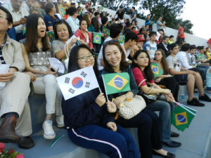 Letícia Lee e sua mãe, na torcida pela Coreia do Sul. Foto: Bruno Zanette