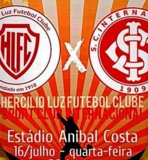 Hercílio Luz apresenta time à torcida em amistoso contra o Internacional-RS