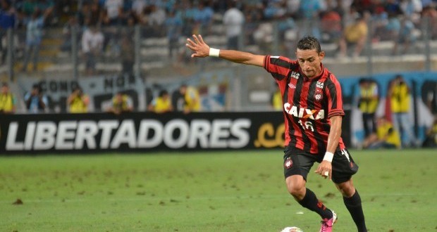 Atlético-PR renova com Natanael por três anos