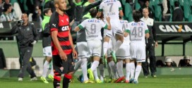 Coritiba vence, conquista a 1ª vitória no Couto e deixa a lanterna do Brasileirão