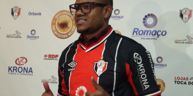 Joinville apresenta volante com passagem pelo futebol italiano