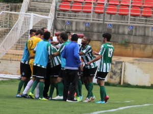 Garotos comemoram um dos gols da vitória Coxa Branca na estreia da Taça BH. Foto: Site Oficial Coritiba Foot Ball Club