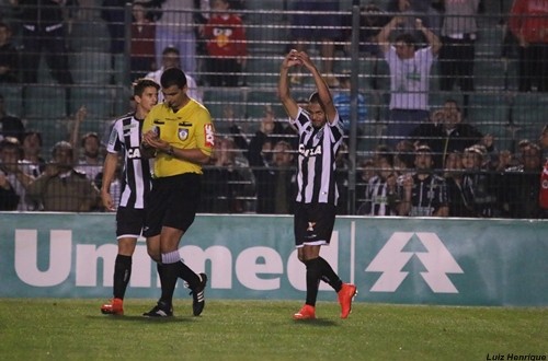 Figueirense vence Botafogo e está fora da ZR