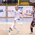 Roger Benites domina a bola contra o time do Operário Futsal. Foto: Nilton Rolin/Assessoria