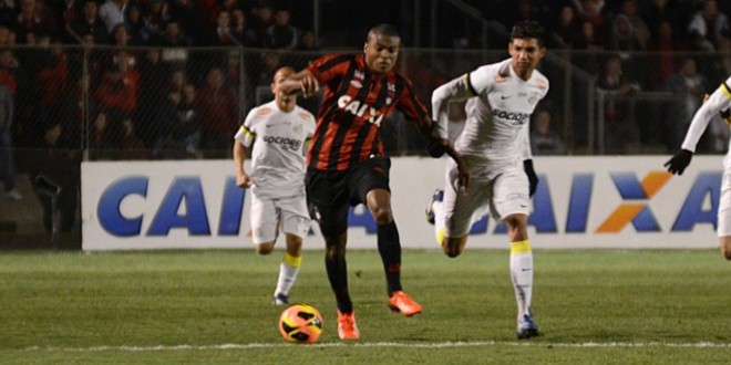 De olho no G4, Furacão enfrenta Santos na Vila