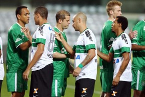 Coritiba goleia Chapecoense, mas permanece na ZR