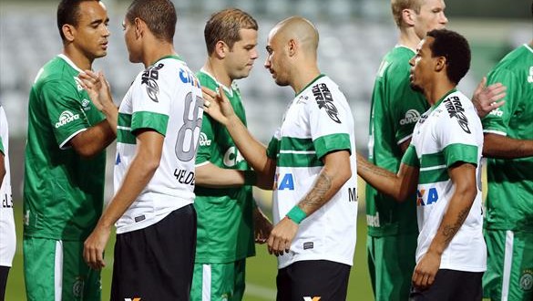 Coritiba goleia Chapecoense, mas permanece na ZR