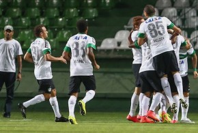 Coritiba vence Chapecoense no Couto