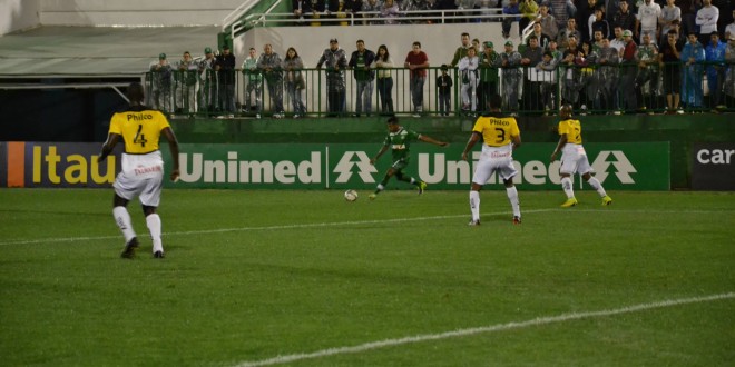 Em jogo com dois tempos distintos, Chapecoense e Criciúma empatam na Arena Condá