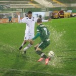 Jogadores tiveram dificuldades em dar sequência às jogadas no campo molhado. Foto: Facebook oficial da Chapecoense.