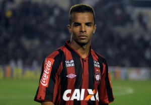 Carlos Alberto volta a ser relacionado depois de se recuperar de lombalgia e é opção para Claudinei. Foto: Gustavo Oliveira/Site oficial Atlético-PR