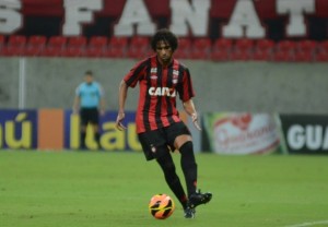 Polivalente, Willian Rocha, que foi contratado em 2013 para a lateral-esquerda, recebe chances na zaga atleticana.  Foto: Bruno Baggio/Site oficial Atlético-PR