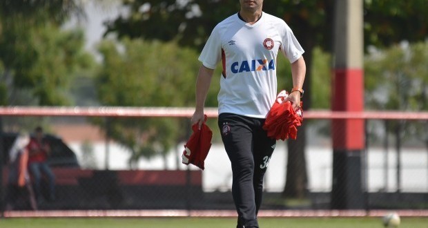 Leandro Ávila não é mais auxiliar técnico do Atlético-PR