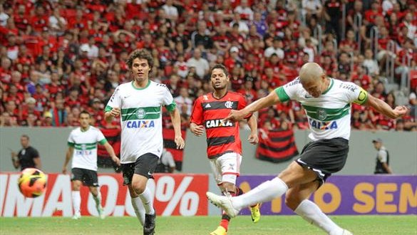 Em jogo polêmico, Coritiba perde nos pênaltis para o Flamengo e cai na Copa do Brasil