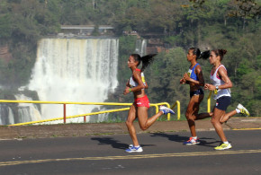 Brasileiros sobem ao pódio na Meia Maratona das Cataratas
