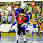 Jogadores do Foz Cataratas Futsal comemoram vaga aos playoffs. Foto: Nilton Rolin/Assessoria