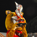 Leão Baio e o troféu de campeão do 1º turno. Foto: Site oficial Inter de Lages