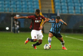 Com gol nos acréscimos, Furacão perde para o Grêmio fora de casa