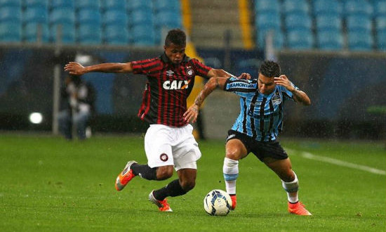 Com gol nos acréscimos, Furacão perde para o Grêmio fora de casa