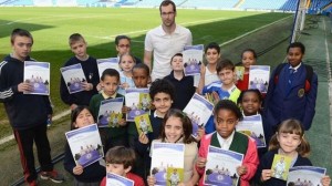 O departamento de educação do Chelsea FC Foundation tem como objetivo trabalhar de forma colaborativa para promover a coesão da comunidade, educação e aprendizagem ao longo da vida. Foto: Site oficial Chelsea FC