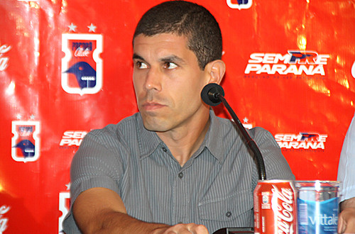 Paraná anuncia treinador e Coxa corre atrás de um atacante