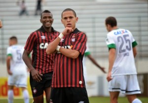 No primeiro turno, Marcos Guilherme fez o primeiro gol da vitória do Furacão no Atletiba. Foto: Divulgação/Site oficial Atlético-PR