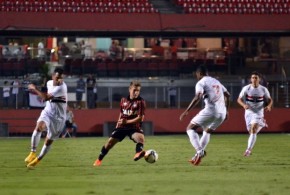 Atlético-PR perde no Morumbi e encosta na ZR
