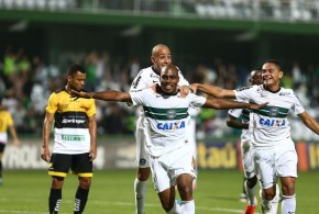 Coritiba vence Criciúma em casa e sai da lanterna do Brasileirão