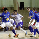 Ala Soró, do Foz Cataratas, encara a retranca do Umuarama. Foto: Nilton Rolin/Assessoria