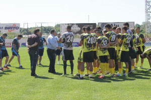 Presidente do Foz, Arif Osman, conversa com os jogadores. Foto: Bruno Zanette