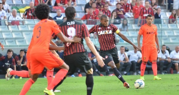 Atlético joga mal, perde pênalti e a partida diante do Sport em Curitiba