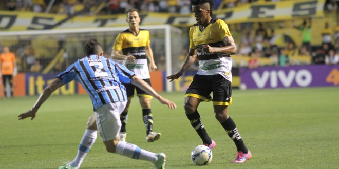 Criciúma sofre derrota pesada para o Grêmio e rebaixamento torna-se realidade