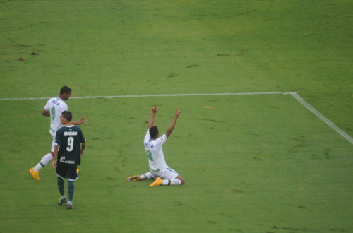 Mesmo sem pretensões, Goiás e Chapecoense fazem jogo de despedida bastante movimentado